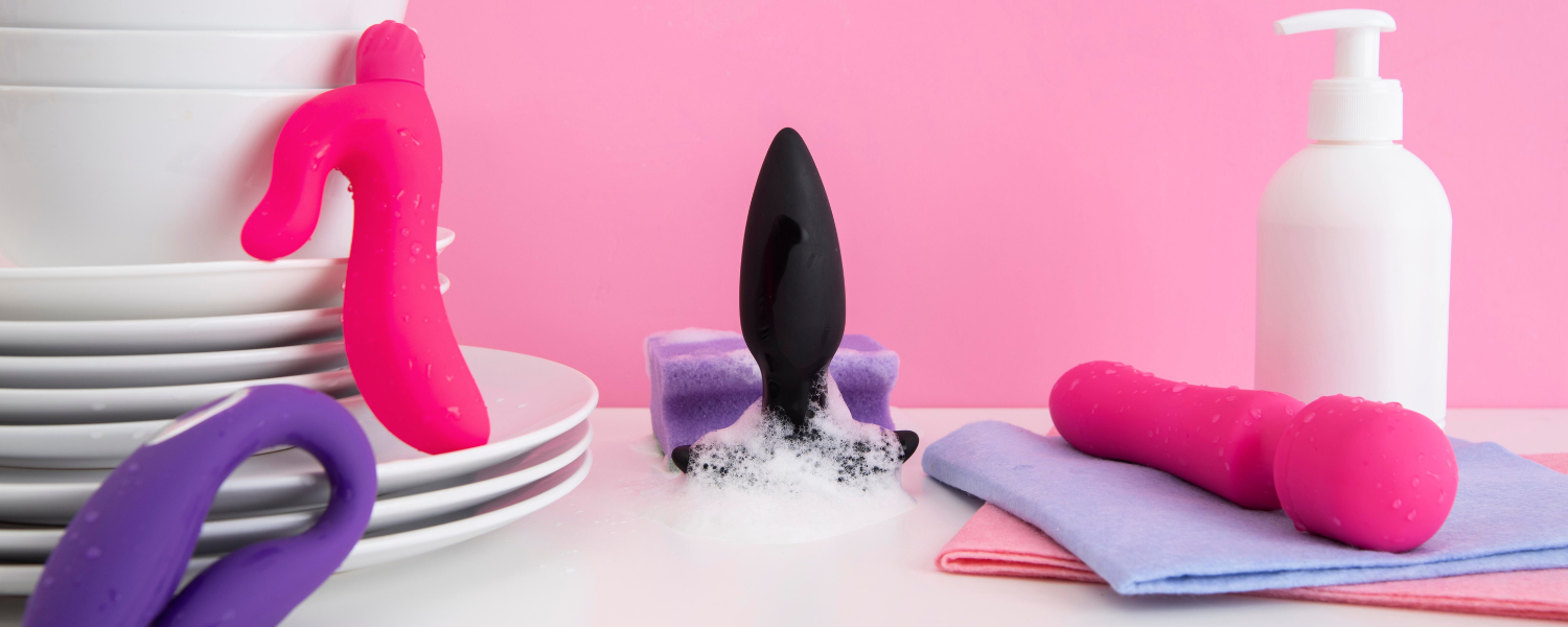 Cómo cuidar tus juguetes sexuales para que duren más (y siempre sean seguros)